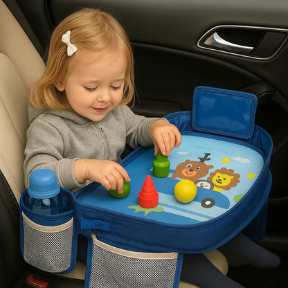 Petite fille en voiture jouant avec un plateau d’activités bleu pour enfants