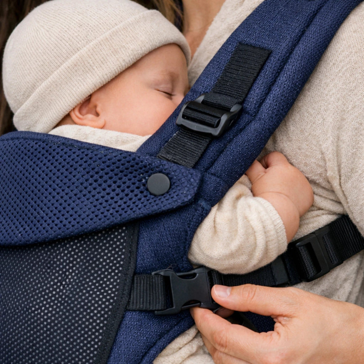 Porte-bébé ergonomique avec boucle de sécurité réglable et tissu respirant pour maintien optimal du bébé