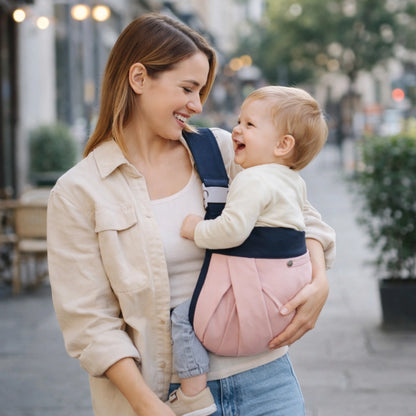 Maman portant bébé avec porte-bébé ergonomique rose portage physiologique sécurisé utilisation quotidienne extérieur