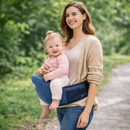 Porte bébé hanche bleu confortable utilisé par une maman en promenade avec son bébé