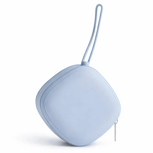 porte sucette bébé silicone bleu sans BPA étui sucette portable hygiénique accessoire bébé image principale fond blanc