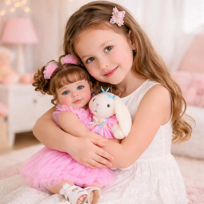 Jeune fille serrant dans ses bras une poupée reborn réaliste 55 cm, idéale pour jeu d’imitation, câlins et développement affectif
