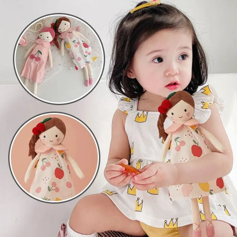 Fillette jouant avec une poupée en tissu rose cerise