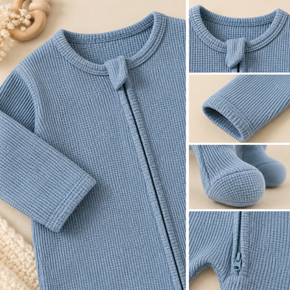 Détails du pyjama bébé bleu en coton bio avec fermeture zippée et pieds intégrés
