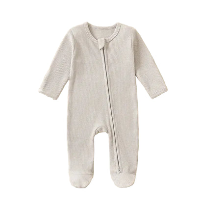 Pyjama gris clair en coton bio pour le confort de bébé