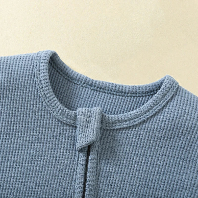 Col rond en coton bio texturé bleu pour pyjama bébé doux et confortable