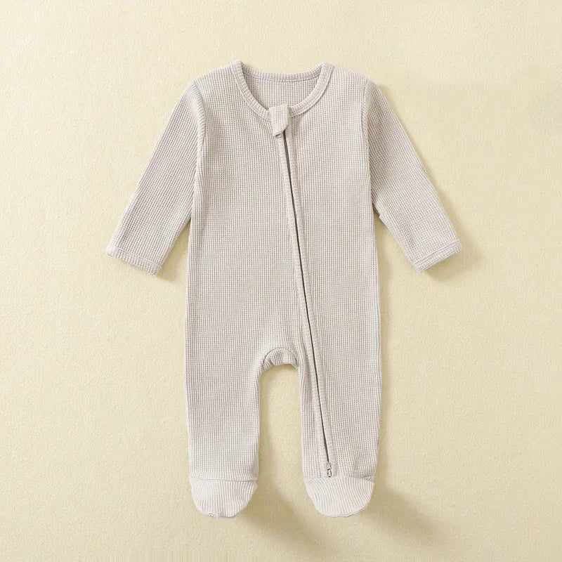 Pyjama gris clair en coton bio pour le confort de bébé