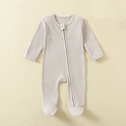 Pyjama gris clair en coton bio pour le confort de bébé