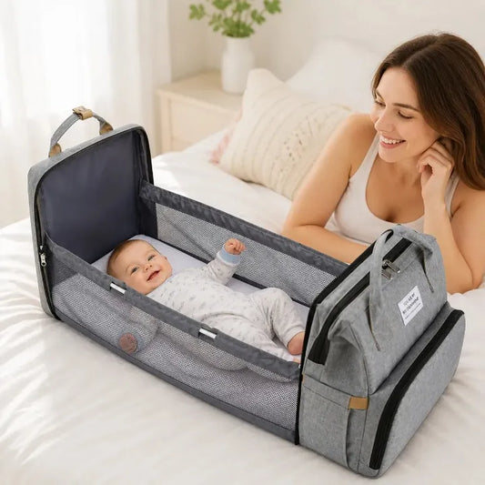 sac à dos lit bébé gris avec bébé allongé et maman dans une chambre confortable et pratique