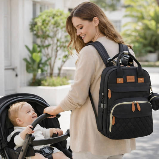 Sac à langer 3 en 1 porté par une maman poussant une poussette avec bébé