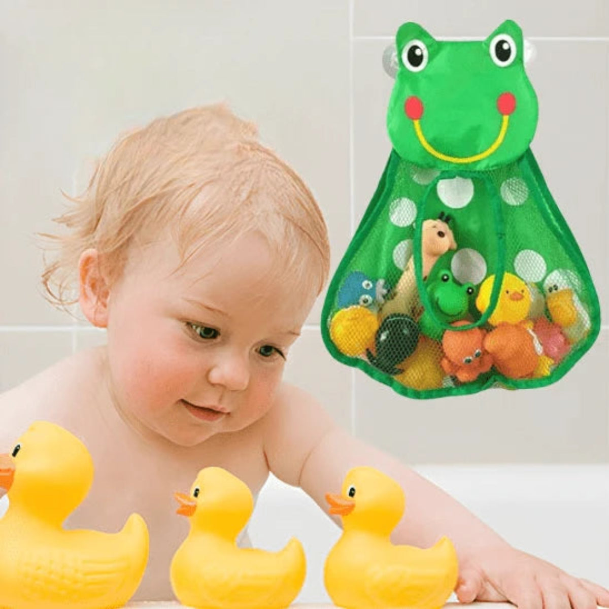 Sac jouets bain bébé grenouille avec bébé dans la baignoire et jouets jaunes