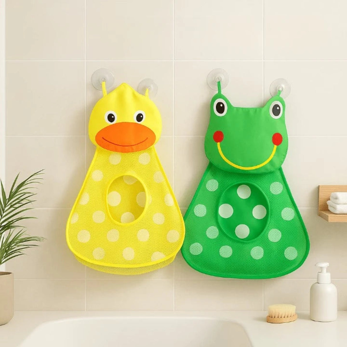 Sac rangement jouets bain bébé grenouille et canard avec ventouses sur carrelage