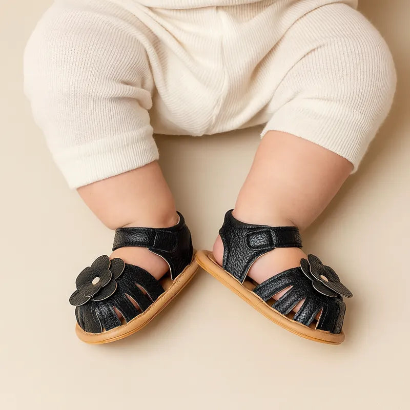 Sandales noires pour bébé avec fleur en cuir et semelle souple