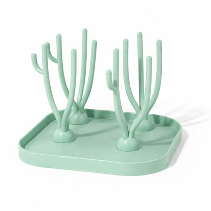 Séchoir biberon bébé vert sauge compact avec support de séchage pour biberons et accessoires sur fond blanc