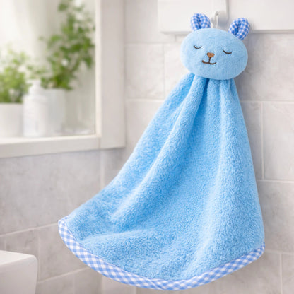 Serviette de main bébé bleue suspendue en microfibre douce dans salle de bain, séchage rapide