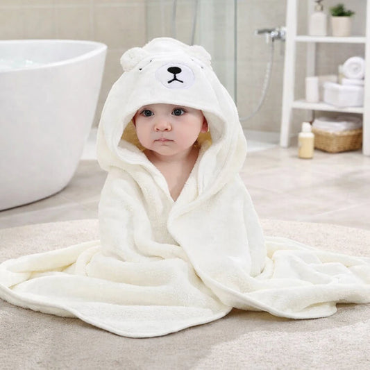 serviette bébé à capuche ours blanc en polaire douce dans une salle de bain lumineuse