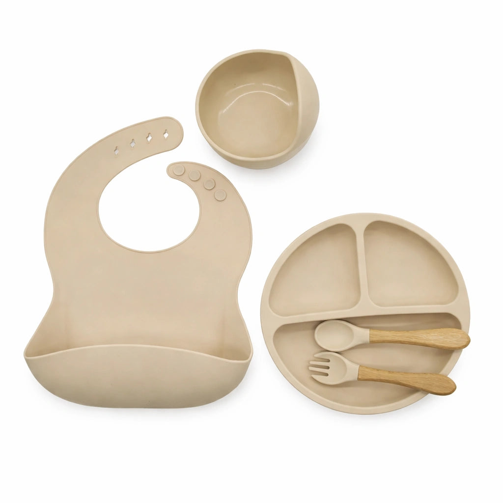 Set vaisselle bébé silicone beige sable sans BPA avec bavoir récupérateur, assiette bébé compartimentée, bol et cuillère pour repas autonome
