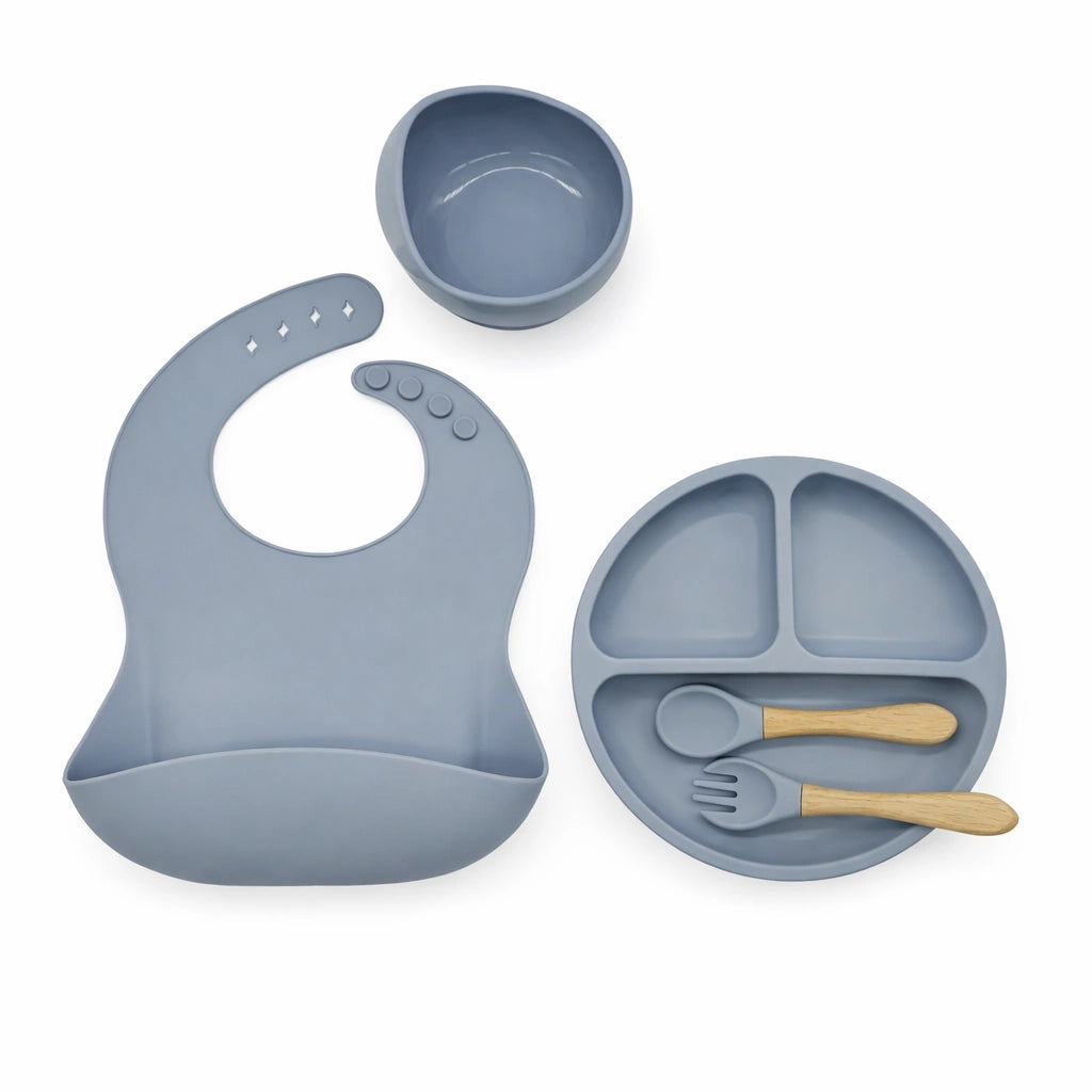 Set alimentation bébé silicone bleu gris sans BPA comprenant bavoir, assiette divisée, bol et couverts bois pour diversification alimentaire