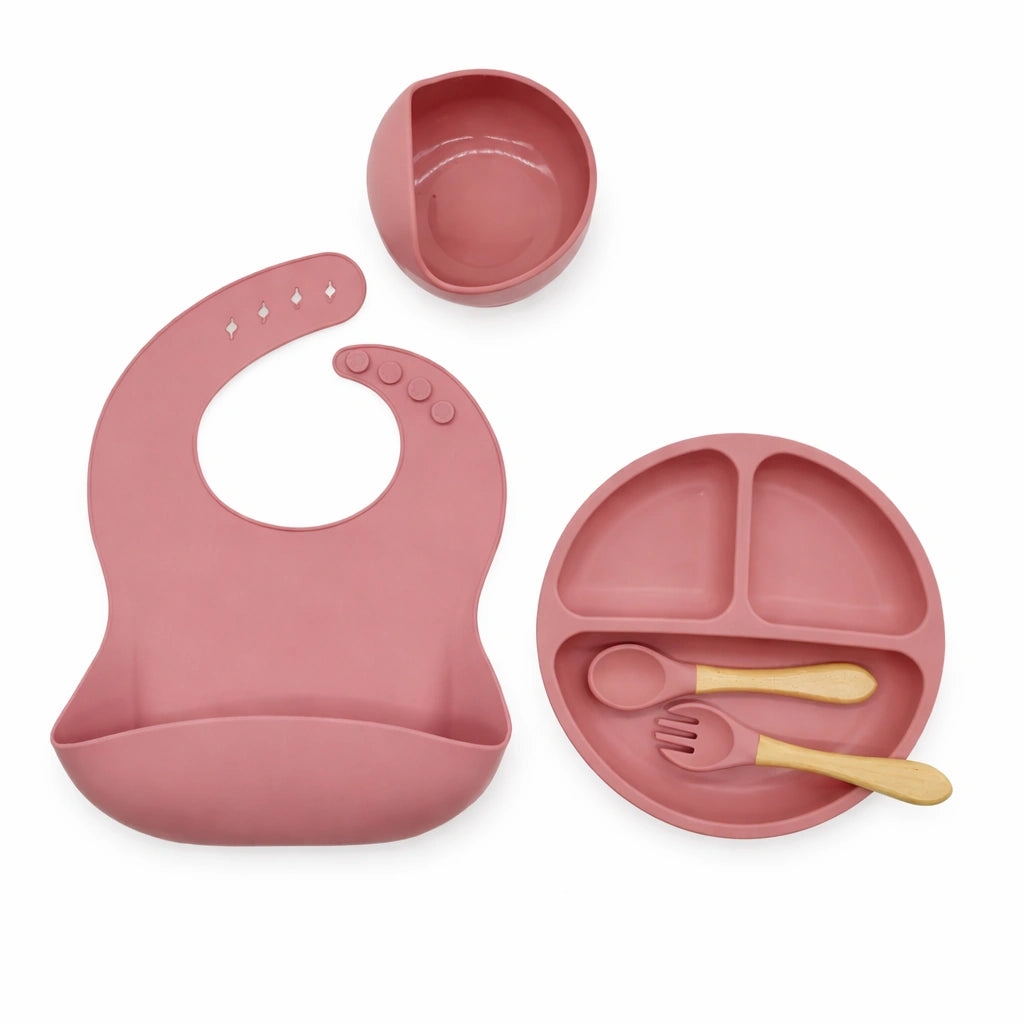 Set vaisselle bébé silicone rose poudré sans BPA avec bavoir, assiette compartimentée, bol et couverts bois pour diversification alimentaire