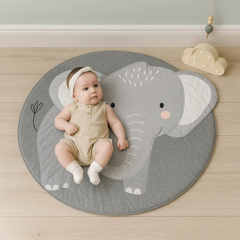 Bébé allongé sur tapis éléphant gris décoratif chambre bébé