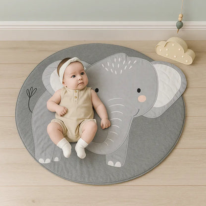 Bébé allongé sur tapis éléphant gris décoratif chambre bébé