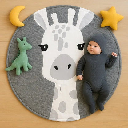 Bébé allongé sur tapis d’éveil girafe avec jouets lune étoile