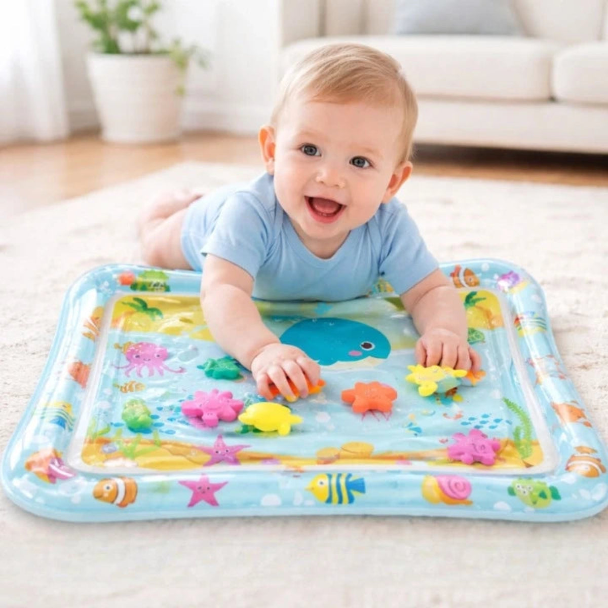 Bébé garçon sur tapis d’eau bébé baleine bleue pendant le temps sur le ventre pour stimuler la motricité