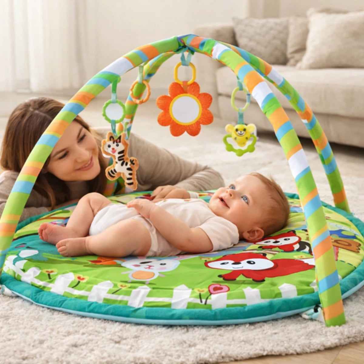 Tapis d’éveil bébé avec arche de jeux colorée et jouets suspendus, bébé allongé jouant avec stimulation sensorielle