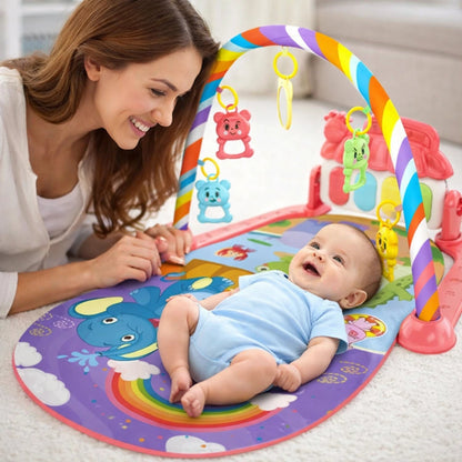 Tapis d’éveil musical bébé avec arche arc-en-ciel et maman souriante regardant son enfant