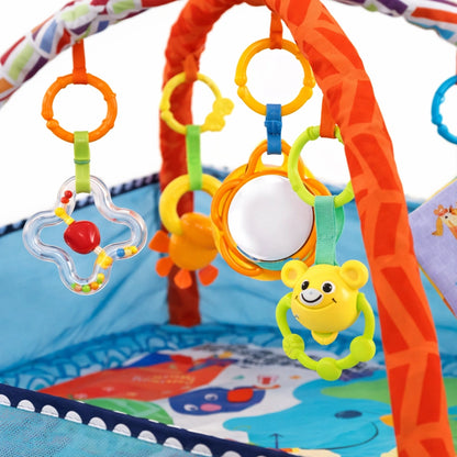 Tapis d’éveil bébé avec arche et jouets suspendus colorés en gros plan pour stimuler la motricité et l’éveil sensoriel