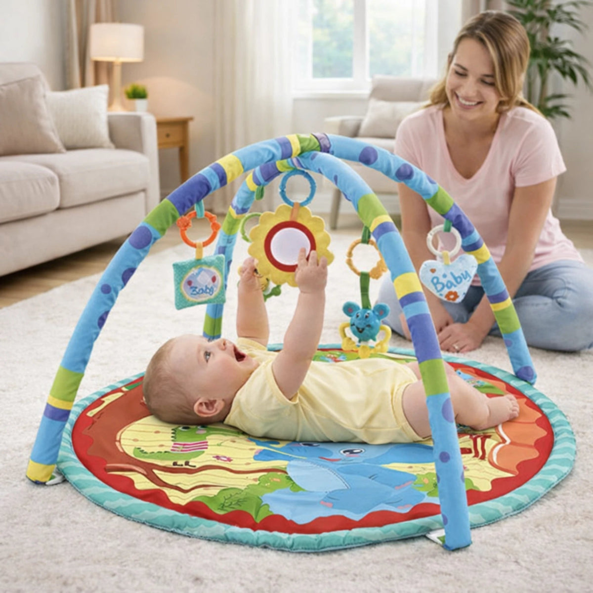 bébé jouant sur tapis d’éveil avec arche jouets interaction maman