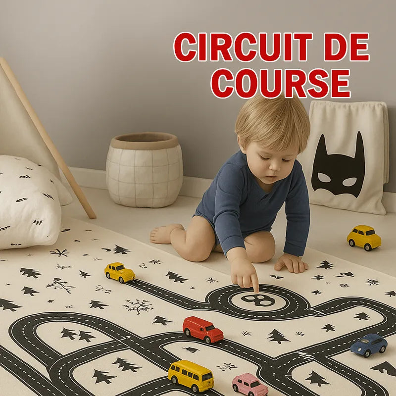 Bébé qui joue sur un tapis de jeu
