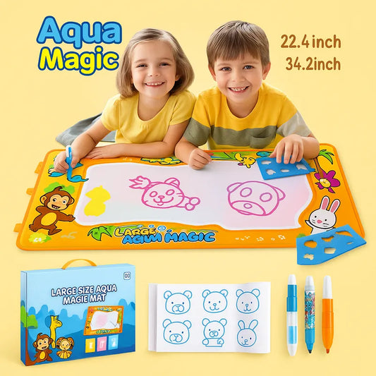 Deux enfants souriants dessinent sur tapis Aqua Magic orange avec stylos et pochoirs inclus.