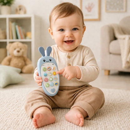 bébé assis jouant avec téléphone jouet interactif dans chambre bébé décorée
