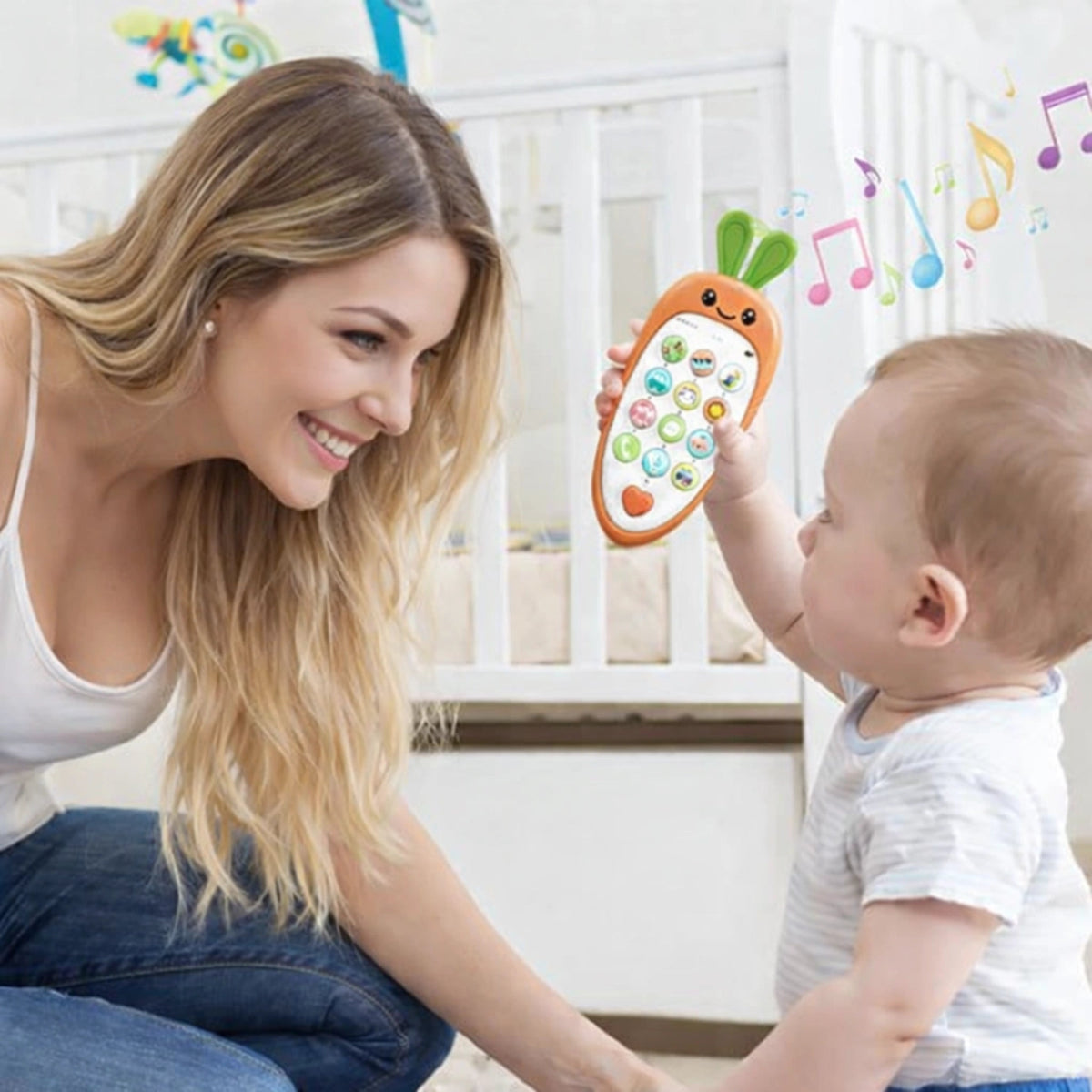 Bébé jouant avec un téléphone jouet interactif sous le regard de sa maman dans une chambre d’enfant
