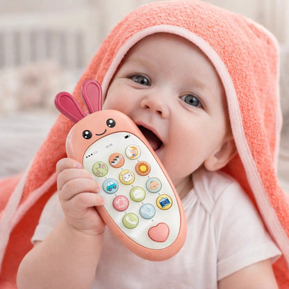 Bébé souriant avec téléphone jouet rose interactif pour stimuler la curiosité et la motricité