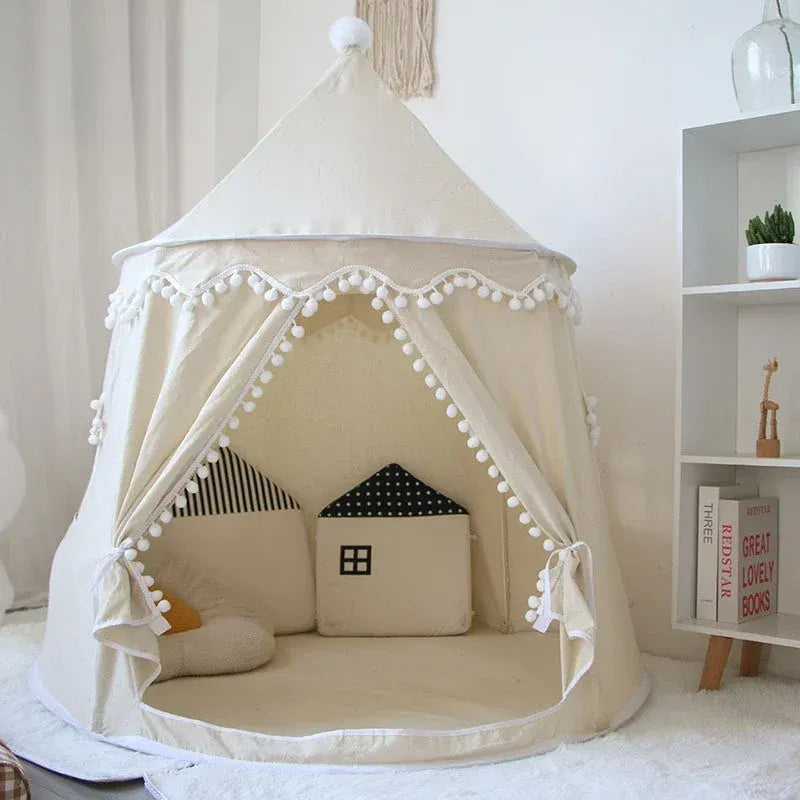 tente enfant beige tipi intérieur cosy avec coussins maison