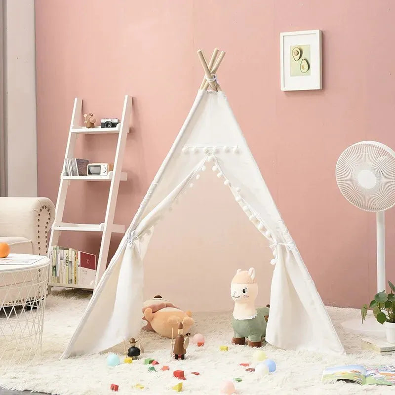 Tente tipi enfant blanche installée dans chambre douce décorée