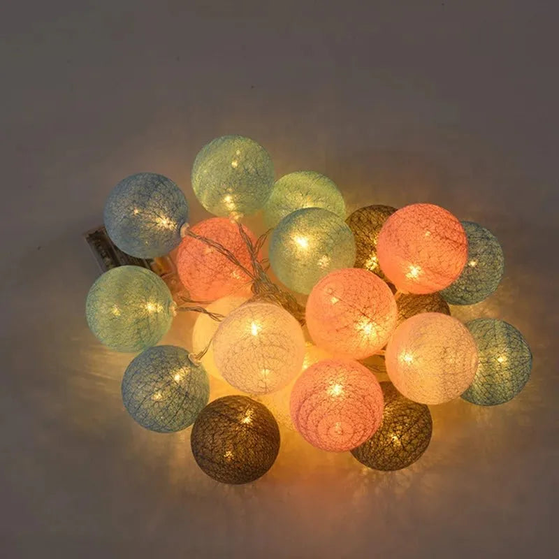 Guirlande lumineuse boules colorées décoratives pour tente tipi enfant