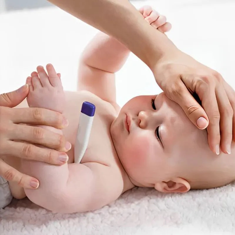 Maman prenant la température sous l’aisselle avec un thermomètre bébé numérique