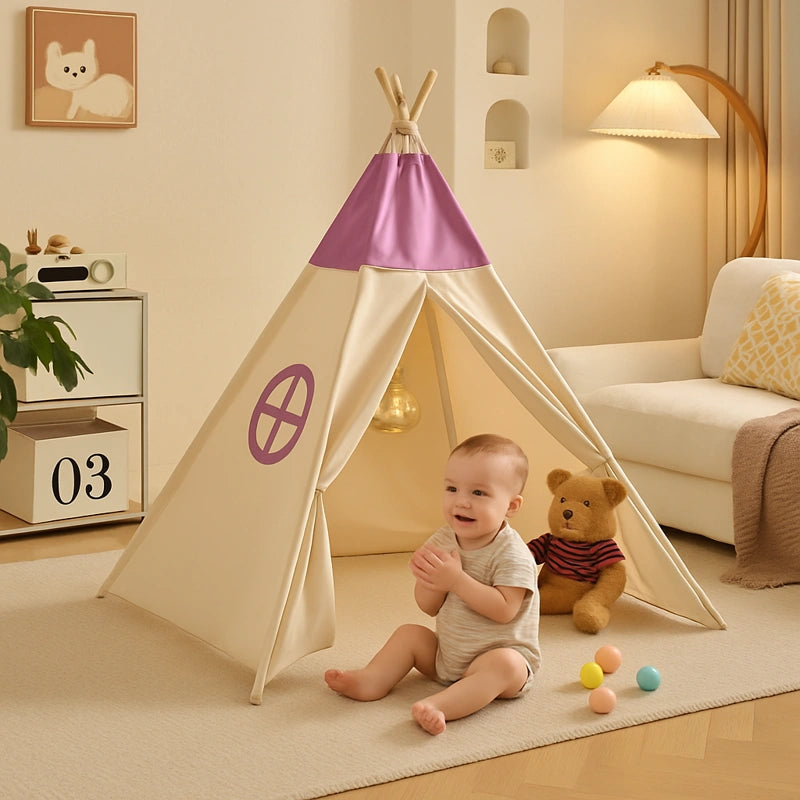 Bébé souriant assis devant un tipi beige et violet avec ourson peluche