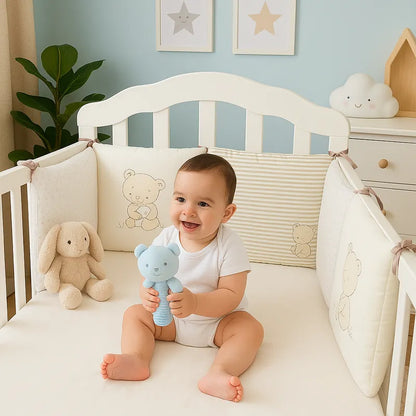 Bébé souriant joue dans berceau avec tour de lit