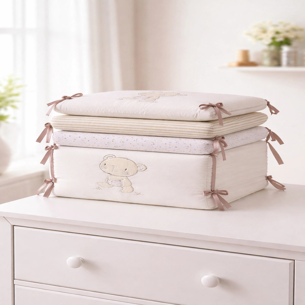 Tour de lit bébé avec coussins carrés 30x30 cm empilés, épaisseur fine, tissu doux, motifs délicats