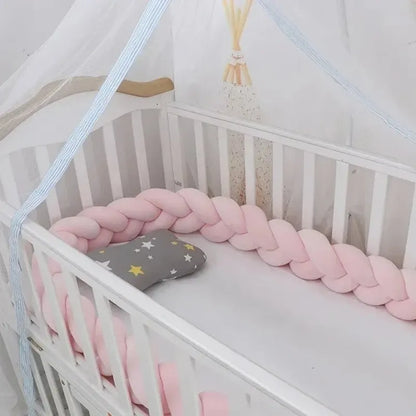 Tresse de lit bébé rose pastel dans un berceau décoré