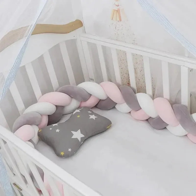 Tresse de lit bébé rose et grise avec bébé endormi dans son berceau