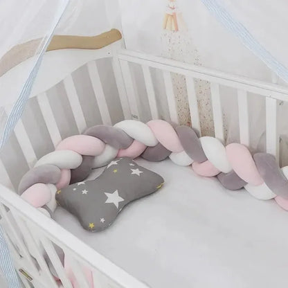 Tresse de lit bébé rose et grise avec bébé endormi dans son berceau