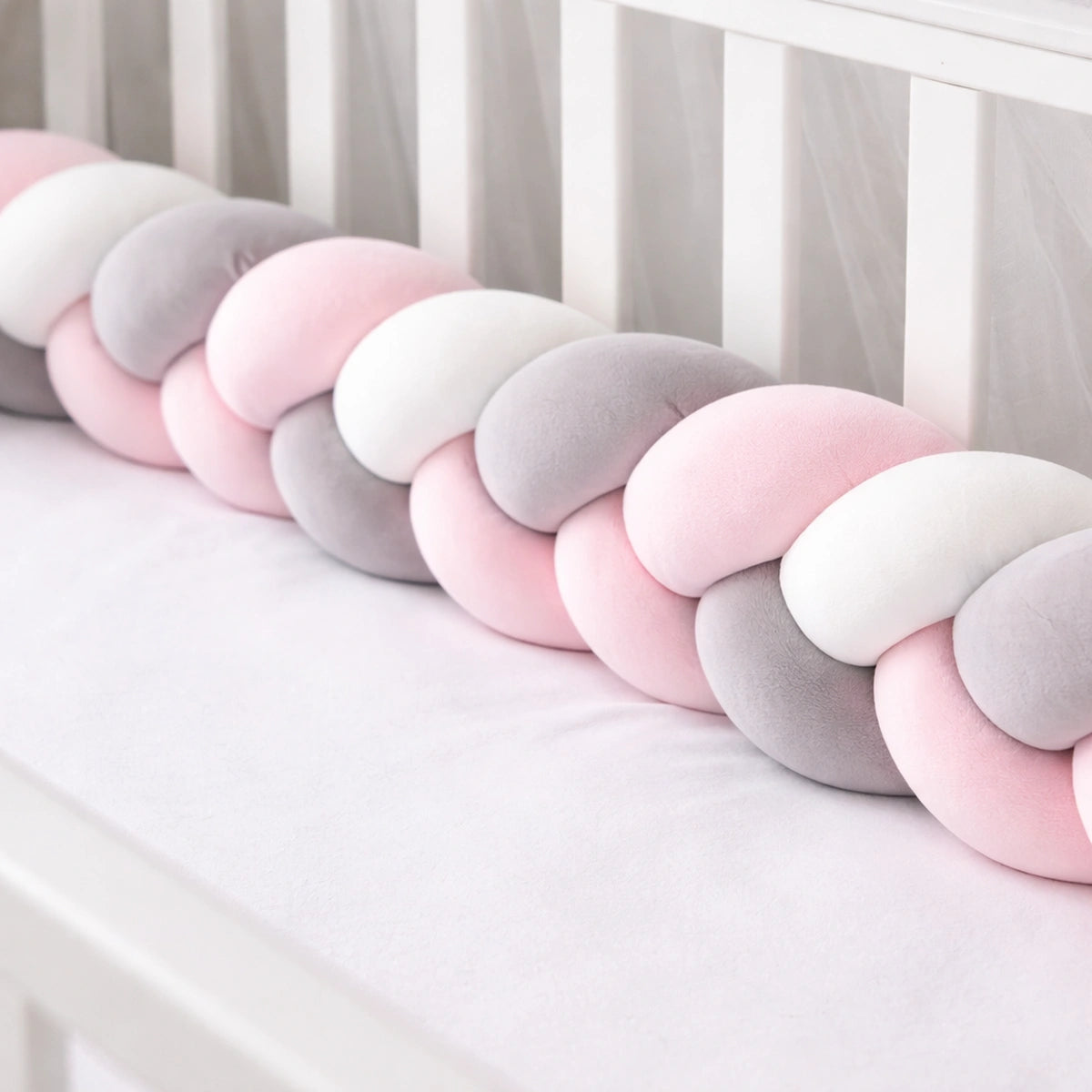 Tresse de lit bébé tressée en tissu doux, détail du tressage et de l’épaisseur pour protection du lit bébé
