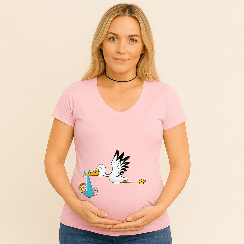 T-shirt maternité rose avec cigogne portant un bébé coloré
