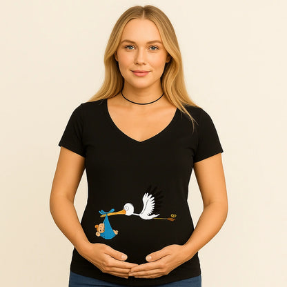 T-shirt maternité noir avec cigogne portant bébé garçon bleu