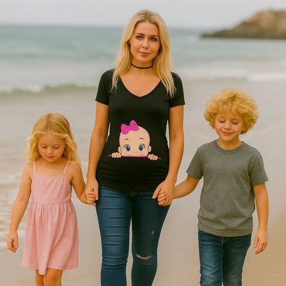 t-shirt maternité noir avec motif bébé, maman enceinte marchant sur la plage